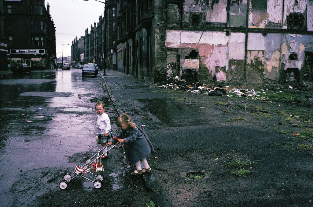 #ViernesDeArte

Las fotografías de
#RaymondDepardon (1942) sobre Glasgow, en 1980, reflejan una atmósfera oscura e inquietante que hace que nos sintamos en un estado de tensión permanente.

Era un encargo del ‘The Sunday Times’ pero terminaron descartando todas las fotos.