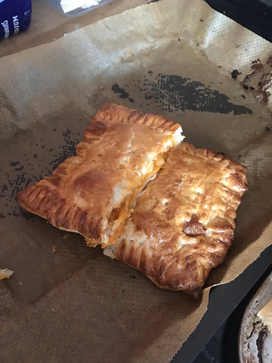 saradavies13's tweet photo. Well I’m sad to say I’m not missing @GreggsOfficial at the moment especially when I’ve got @MissJesscat13 making me these #chillibake #sausageandbeanmelt even adds @NandosUK flavouring with peri peri salt ❤️❤️❤️ https://t.co/vDtU3Nzl5T