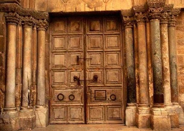 None of the denominations own the main entrance. In 1192, Salahuddin Ayyubi gave responsibility for it to 2 Muslim families.The Joudeh were entrusted with the key, and the Nusseibeh maintained their responsibility of opening the door.