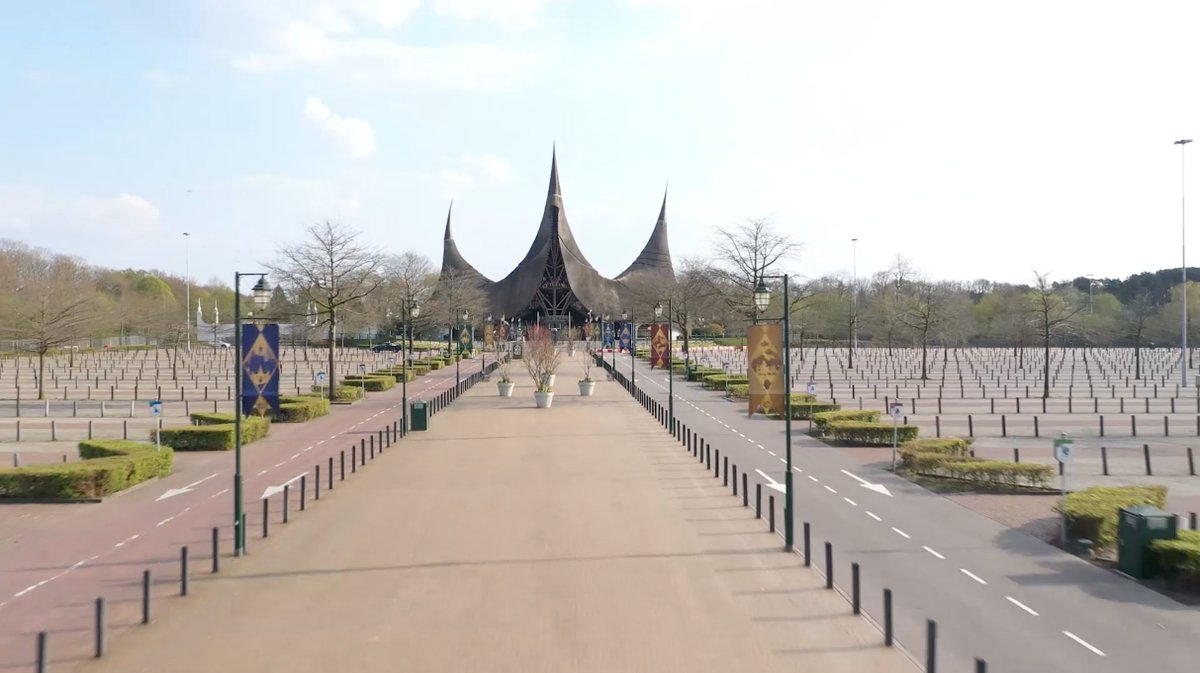 Efteling's tweet photo. Om tijdens dit lange weekend toch een parkbezoek mogelijk te maken nemen we je graag mee!✨ Bekijk de dronevlucht hier 👉 https://t.co/fOnTDw4cXT https://t.co/8EZzrRDcCJ