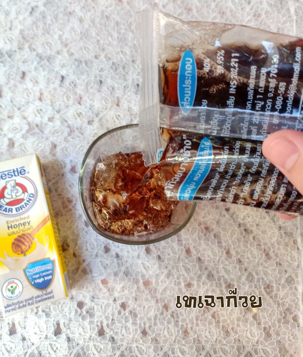 GINGUNNA62's tweet photo. เฮโหลค่าา #กักตัวสไตล์ วันนี้อากาศร้อนๆแบบนี้ต้องหาอะไรหวานๆ สดชื่นๆกินแน้วว กักตัวแบบนี้ออกจากบ้านได้แค่เซเว่นเองมา #รีวิวเซเว่น กันดีกันดีกว่าค่ะ 
"เฉาก๊วยนมน้ำผึ้ง"
#กินกันนะ #อร่อยไปแดก #อร่อยบอกต่อ #ไว้รีวิวห้ามขายของโว้ยยย #รีวิวอาหาร
#เมนูเด็กหอ #เมนูกักตัวใช้ #กักตัวสไตล์ https://t.co/s70i9GZSaE