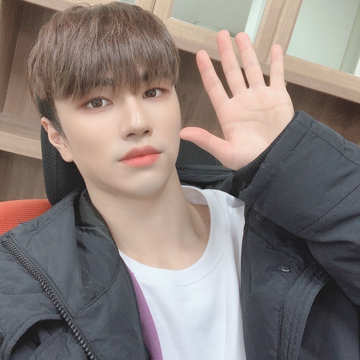 [#テファン] VVS皆さん~! 元気ですか?🥺 ぼくは最近ミュージカルレッスンを受けながら練習しています! 頑張って、もっといい姿を お見せします。💪