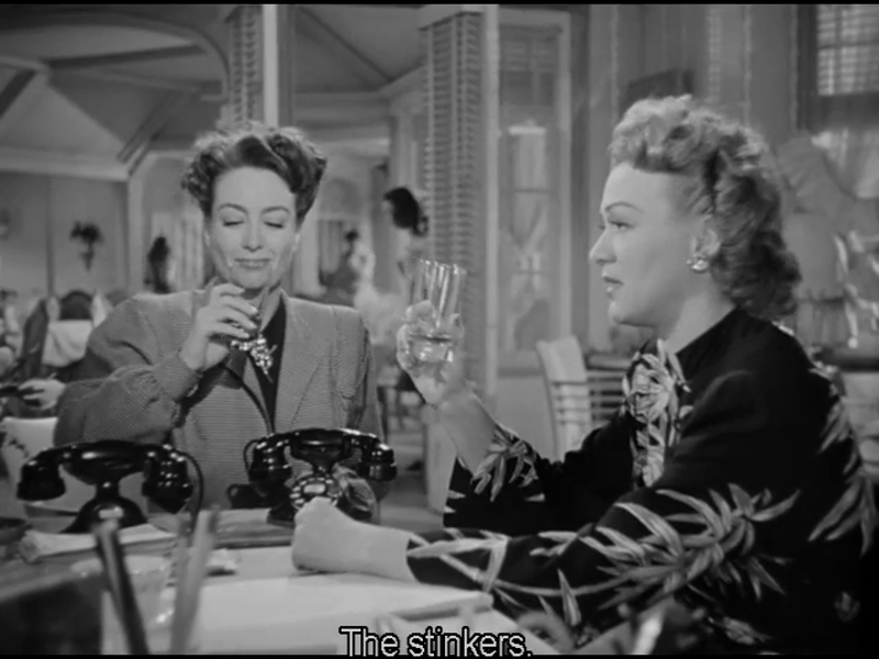 ドラゴン士 ミルドレッド ピアース のジョン クロフォードは他の配役が考えられない程のパーフェクトな演技を見せますが アカデミー主演女優賞受賞 彼女の傍にいる姉貴的キャラのアイダ演じるイヴ アーデンも素晴らしいです 彼女もまたアカデミー