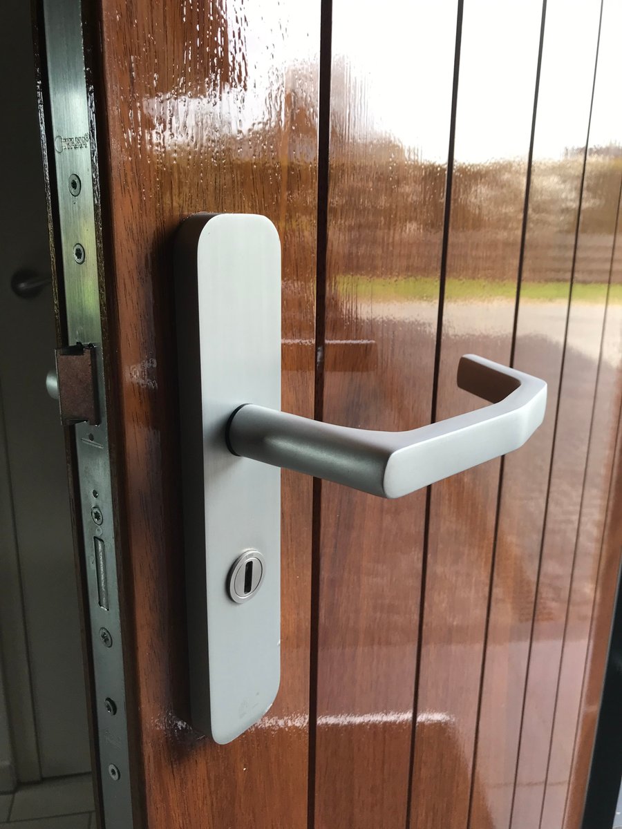 Met het zorgmodel deurkruk uit de Ivana Economy-serie kunt u eenvoudig een deur openen door gebruik te maken van uw arm of elleboog. Hierdoor is er geen direct contact met het oppervlak.

raadsma.nl/nieuws/uitgeli…