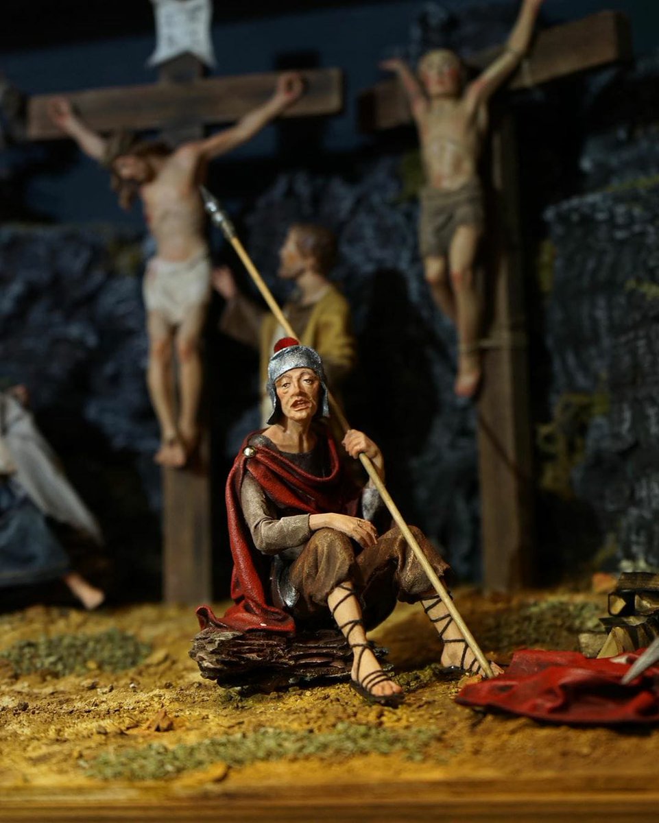 Einer der drei römischen Soldaten aus der Kreuzigungsszene im Fenster der kath. Kirche in #Herbstein⛪️
 #vogelsbergerkrippenbauer #krippe #vogelsberg #vulkan #holz #kunsthandwerk #heide #kirche #brauchtum #ostern #kreuzigung
 #weihnachten #krippenfigur #presepe