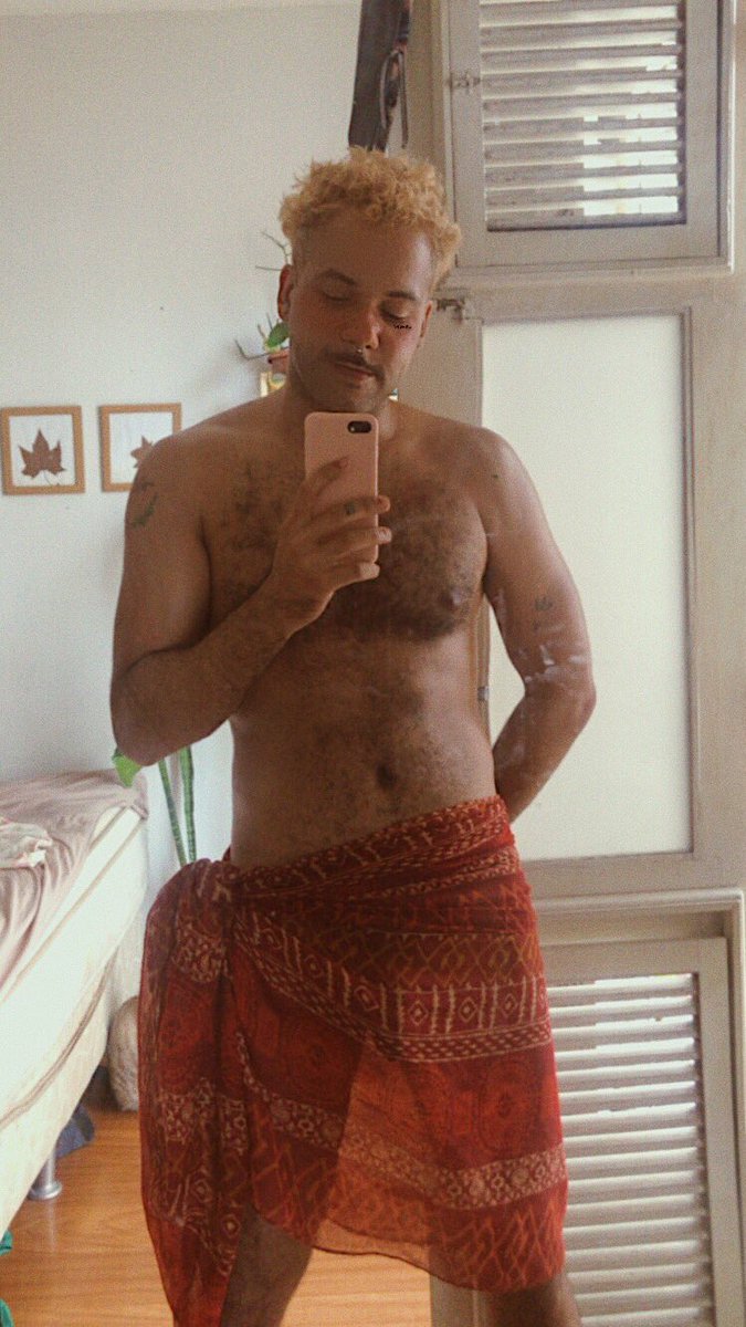 loe_theking's tweet photo. Aparentemente aderi a canga. 
#biscoitolgbt #bicoitonas #biscoitododia #canga #solzao #varanda #bitch https://t.co/ot477ktAYt