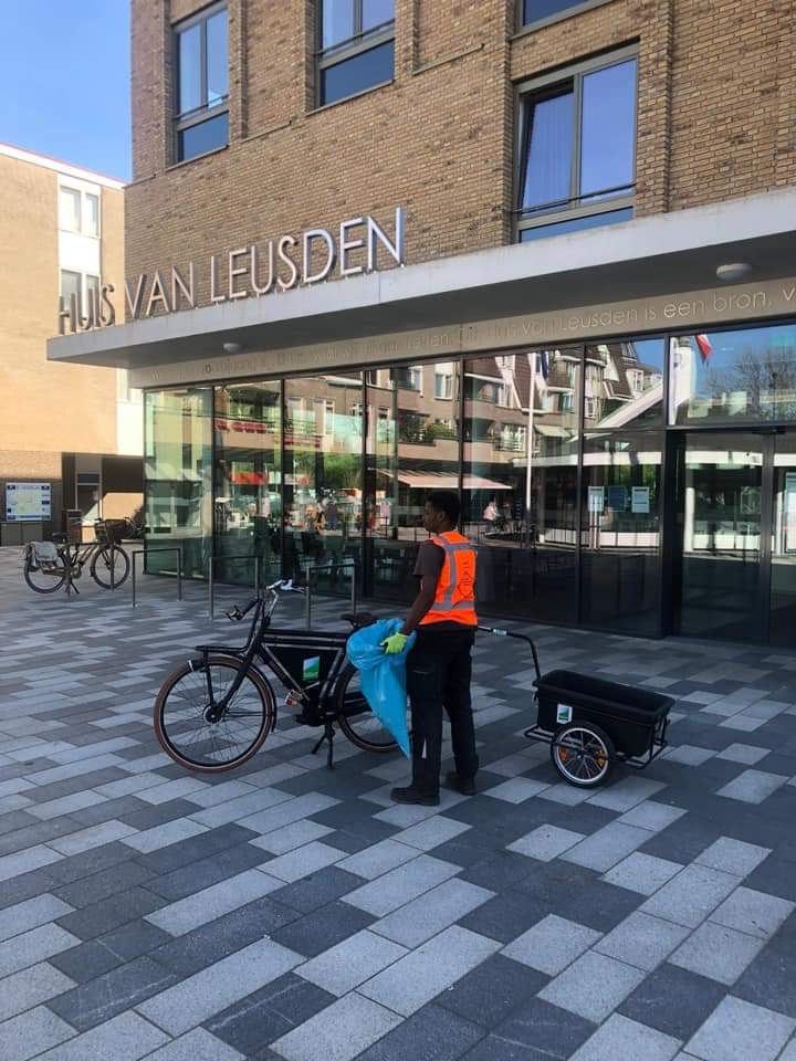 Heeft u hem al zien fietsen? Berdie houdt de winkelcentra in <a href="/Gem_Leusden/">Gemeente Leusden</a> zoveel mogelijk vrij van zwerfafval en verricht klein groen onderhoud. 
Fijn paasweekend!
<a href="/SIGHTLS/">SIGHT Landscaping</a> #zwerfafval #Pasen