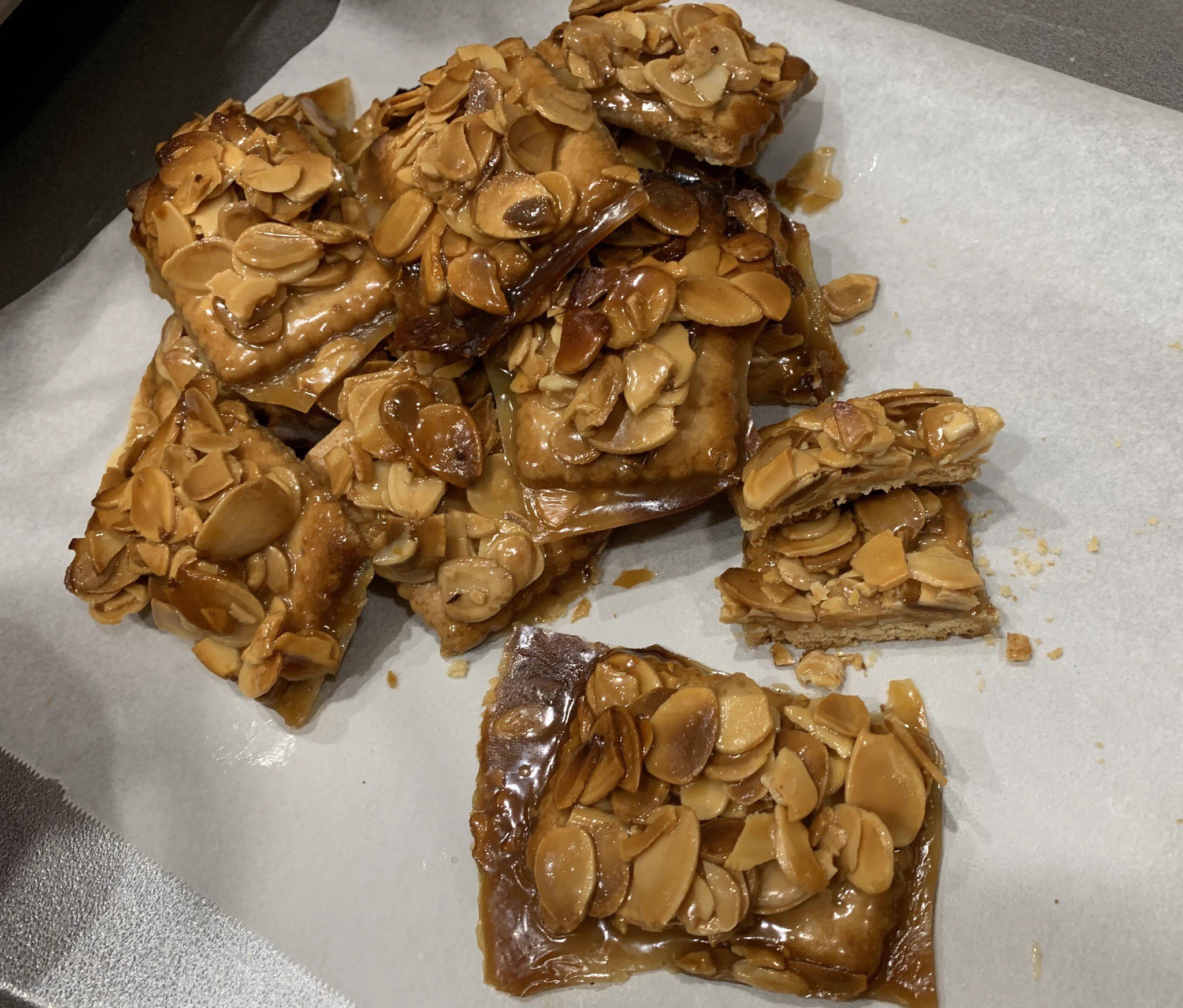 @ai_mogmog いつも生地作るのめんどくさかったんですけど、サブレ代用したら凄い香ばしくて美味しかったです！！😆❤️
溶け出たキャラメル飴になって美味しい！！ 