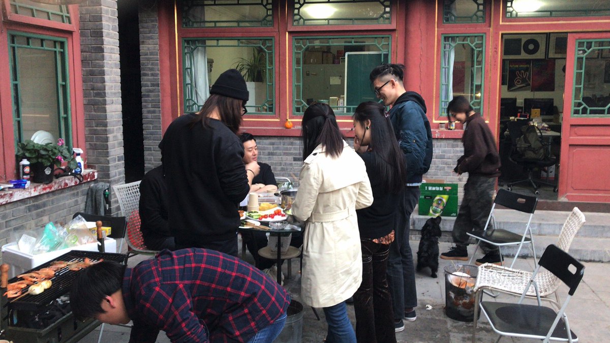 ...he could invite a few friends to my house today for a back-to-work barbecue (the label’s office is in my courtyard house) and, as the pictures below show, there were several musicians who showed up. The party didn’t draw as many people as a Yang Haisong invitation normally...