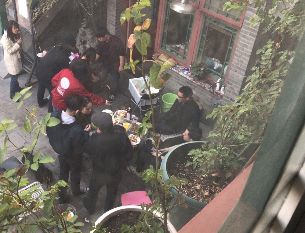 ...he could invite a few friends to my house today for a back-to-work barbecue (the label’s office is in my courtyard house) and, as the pictures below show, there were several musicians who showed up. The party didn’t draw as many people as a Yang Haisong invitation normally...