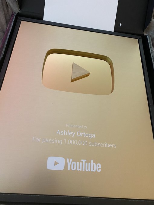 2 pic. I know I hit a million subscribers a while back but I finally signed up to get my 1 million subscribers