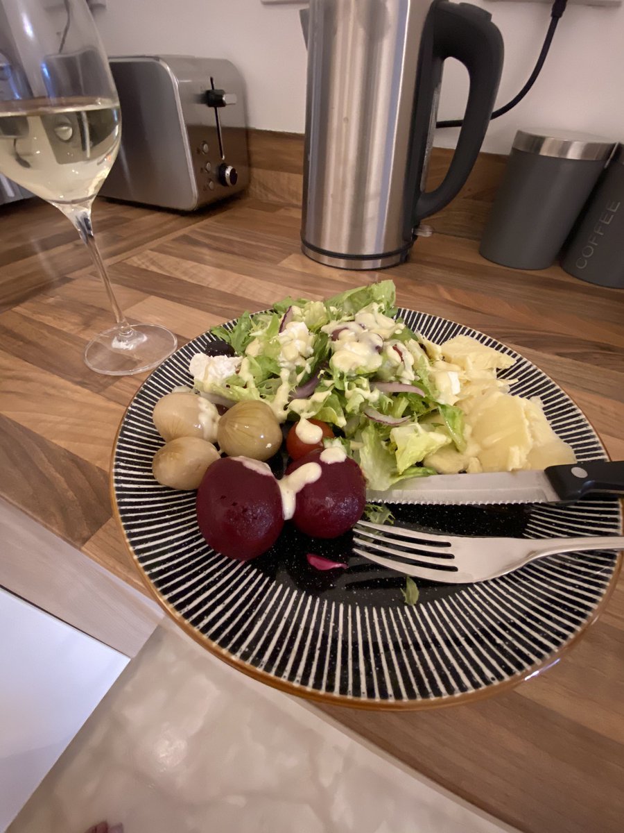 AustrlianJ's tweet photo. Okeedokes, in a bloody good mood, if my salad  gets over 7 likes, I’ll ping a lucky ‘liker’ a tenner at 8.45 tonight. Must be following, and all that bolloc*s ............. Please provide proof that I pinged you a tenner.
Oh, and respect to the amazing #NHS https://t.co/7OSlatC2Yj