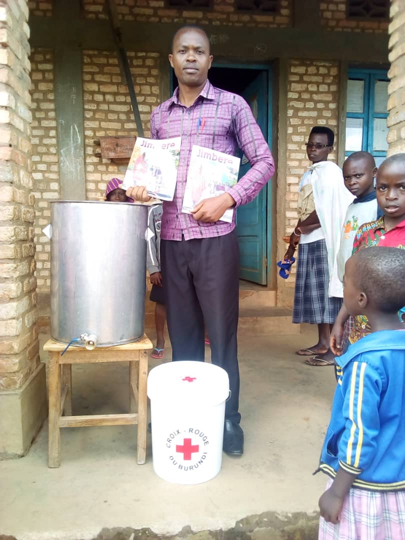  A l'Ecofo Gahaga et à l’Ecofo Buhorwa ( @CommuneBukeye), à l’Ecofo Mubarazi (commune  #Muramvya) ou au sein de la DCE de  #Kiganda, les enfants et le personnel enseignant savent que le lavage des mains est un important geste barrière contre le  #coronavirus #Burundi  #school2020