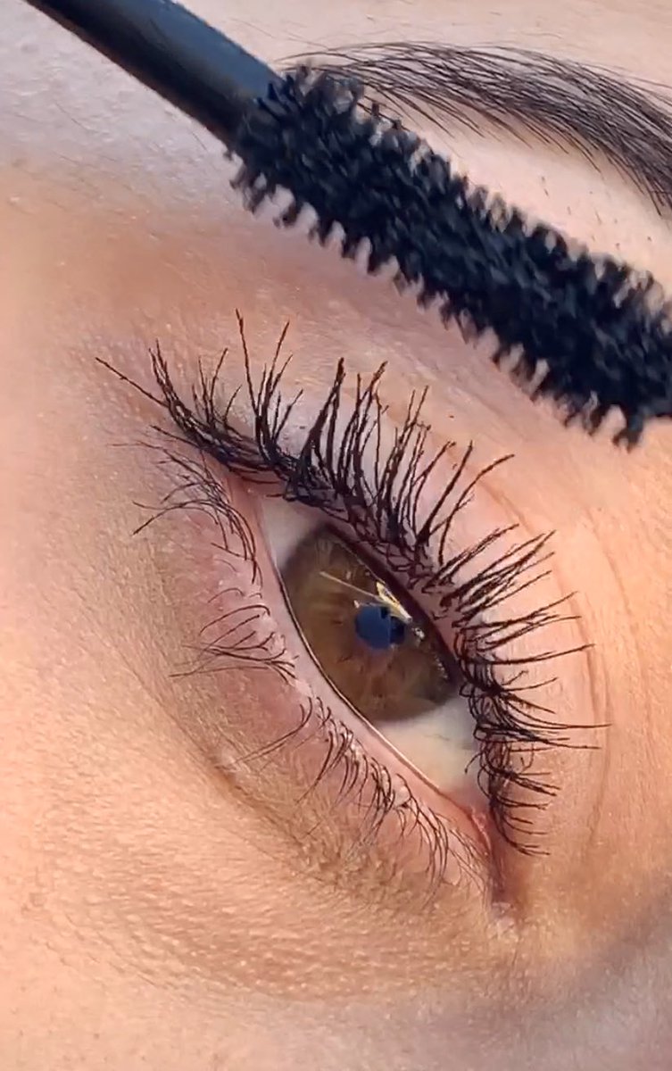 petrosibeauty's tweet photo. @ABHcosmetics Ok but look at the DIFFERENCE I’m in love 😍 #lashbrag https://t.co/4eQBYH8Cxt