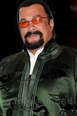 Steven Seagal cumple 68 años hoy, el mismo día que cumples años Tú!!! Happy Birthday!!!!    