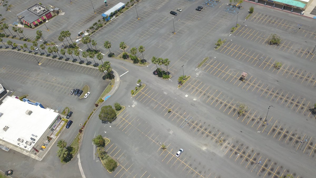 sreyesl's tweet photo. This is how some of the busiest streets in Cayey looks like because of the COVID-19 lockdown in Puerto Rico. Really impressive! #road1 #cayeymall #52highway #quedateencasa #covid19 https://t.co/HIpbmdSfI8