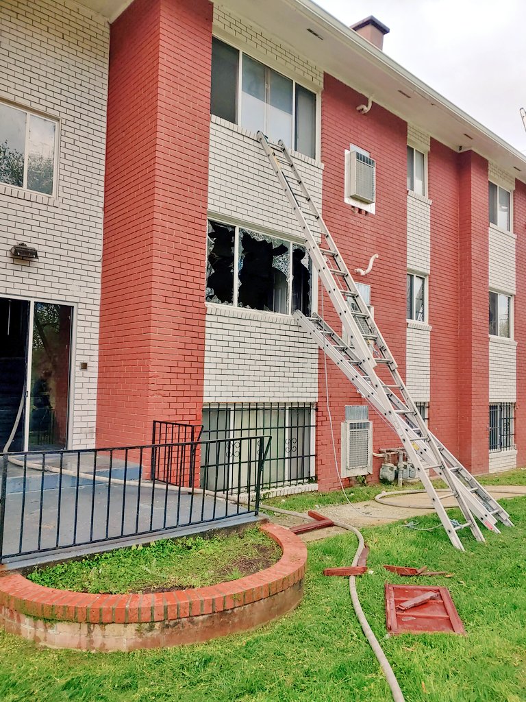 chebert13's tweet image. Still doing work during a pandemic. Small fire in SE apartment. Engine guys did their thing so all you see is truck company lawn ornaments. 😂😂 #DCFD #DCFire #StayHome #WashYourHands
