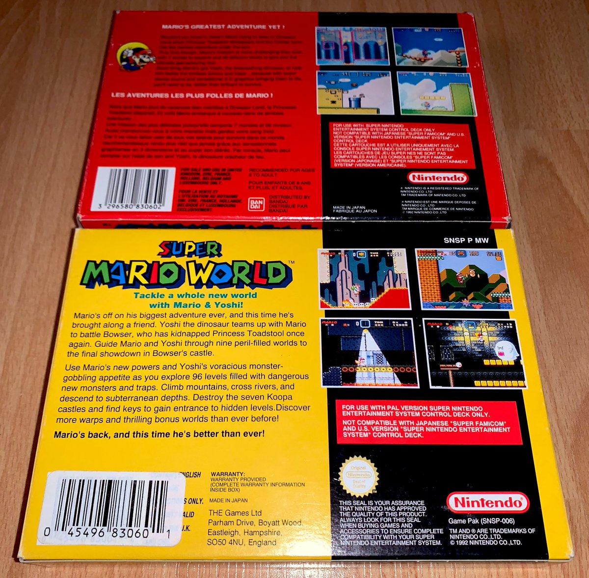 Super Mario World (SNES, 1992)  L’édition boîte vendue en France avait un design rouge avec l’artwork de la version japonaise, ne correspondant pas à celui de la cartouche et de la notice, et leurs bordures jaunes.Ce tirage anglais (peu commun) respecte, lui, cette logique.