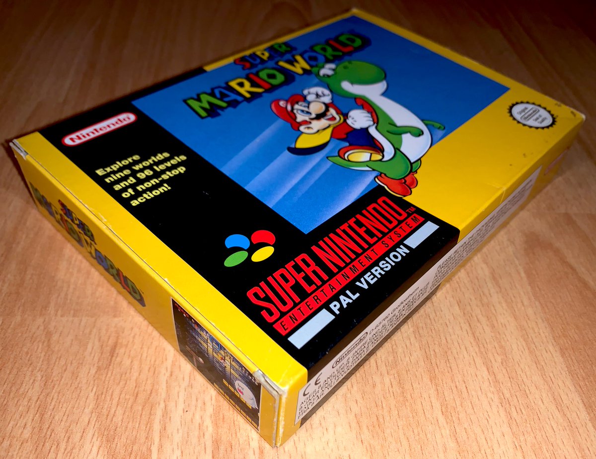 Super Mario World (SNES, 1992)  L’édition boîte vendue en France avait un design rouge avec l’artwork de la version japonaise, ne correspondant pas à celui de la cartouche et de la notice, et leurs bordures jaunes.Ce tirage anglais (peu commun) respecte, lui, cette logique.