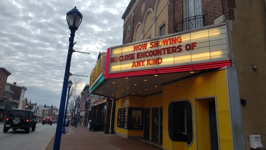 The Colonial Theatre in Phoenixville, Pennsylvania put displays an amusing message on its marquee while closed during quarantine  http://thr.cm/5N9235b 