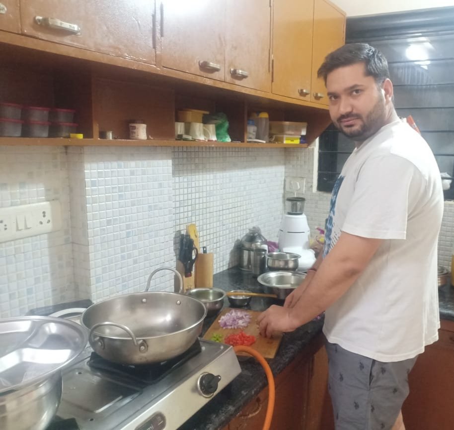 barunksharma's tweet photo. Helping my wife in cooking.. this is the time to support each other to improve Mental health during #lockdownindia #COVID2019 #StayHomeStaySafe #besafe https://t.co/J1NteGoTIf