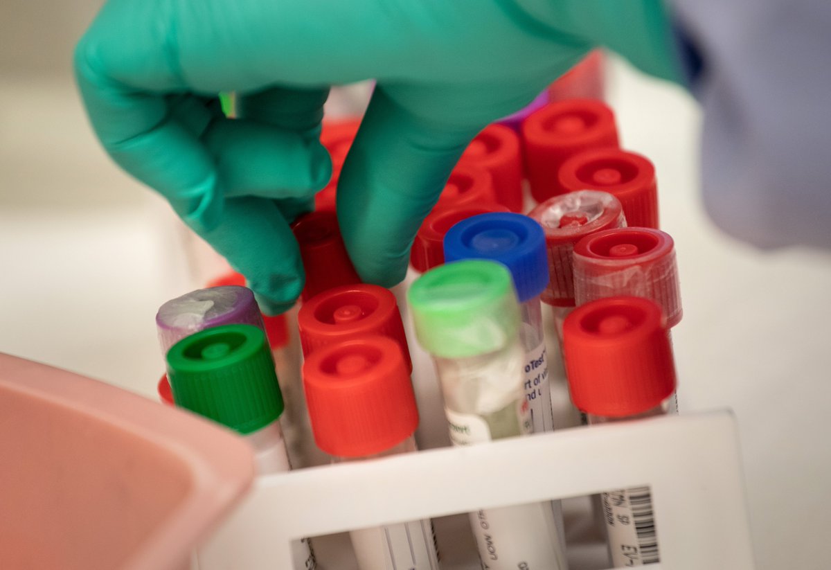 We& #39;ve heard a lot about coronavirus testing over the past few months. We& #39;ve heard about shortages of tests. Faulty test kits. And people denied testing because they weren& #39;t sick enough. But how do coronavirus tests even work? It& #39;s complicated. (1/23)