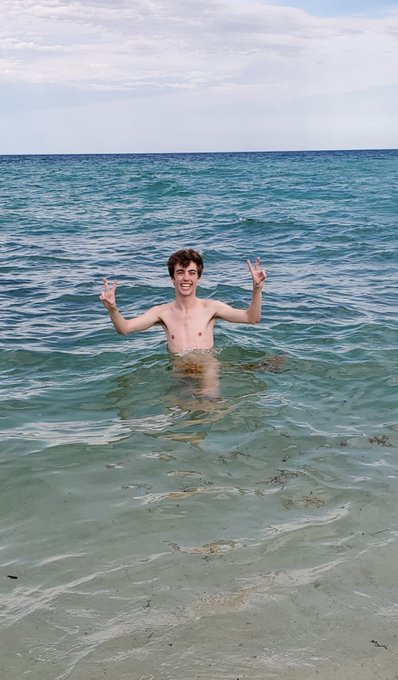 1 pic. Missing being naked in the ocean 😪🥺 https://t.co/jChB42cXKk