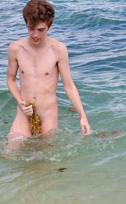 2 pic. Missing being naked in the ocean 😪🥺 https://t.co/jChB42cXKk