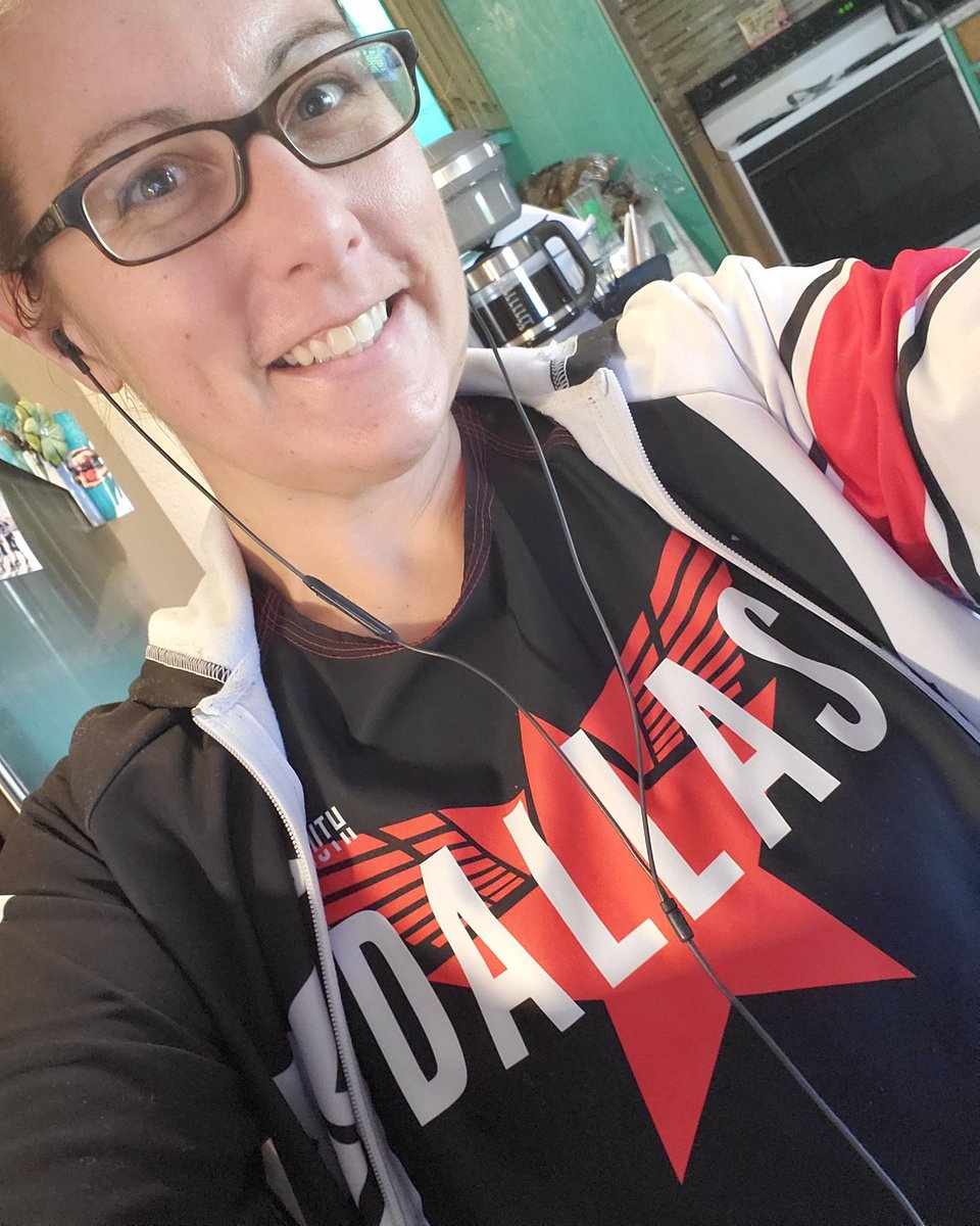GillotineGrace's tweet photo. @thederbyapex Daily #COVID19 conference call #WFH but supporting @DDDevils @frogmouth_inc and @bontderby ❤🧡💛💚💜💙 https://t.co/UQkLTse6zl
