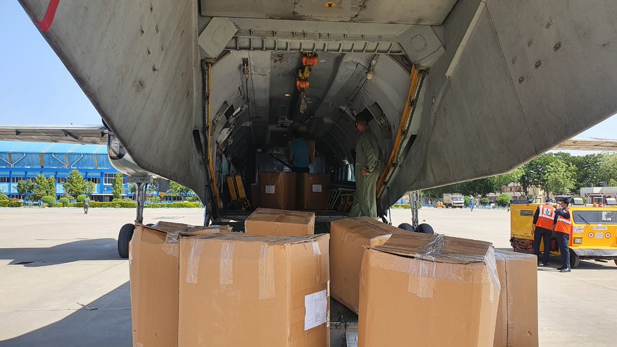IAF_MCC's tweet photo. Today, IAF's C-17, C-130, IL-76, An-32 &amp; Dornier aircraft dropped the essential loads at Mumbai, Bengaluru, Guwahati, Trivandrum and Leh. Including shifting of army doctors from Lucknow to Guwahati.
#IndiaFightsCorona
#HarKaamDeshKaiNaam
#COVIDー19
#TogetherWeCan
#indianairforce https://t.co/spOLicp6Jz