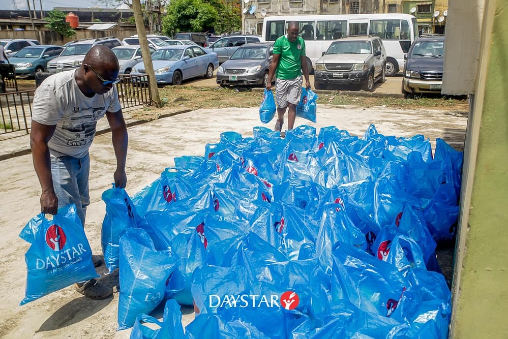 DaystarNG's tweet photo. We hope you are good to your neighbours and communities too.

Love your neighbours as yourself while maintaining social distancing😉

#GoodFriday #DaystarMessageOfHope #Easter #DaystarNG https://t.co/kE1PdQNVS1
