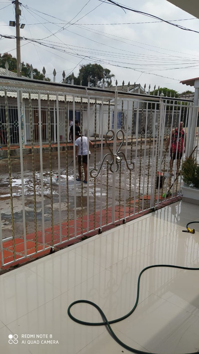 elheraldoco's tweet photo. A través de #WasapeaAELHERALDO nos comparten estas fotos de vecinos del barrio La Alboraya realizando una "jornada de desinfección contra el coronavirus". https://t.co/jlLPgISFTg