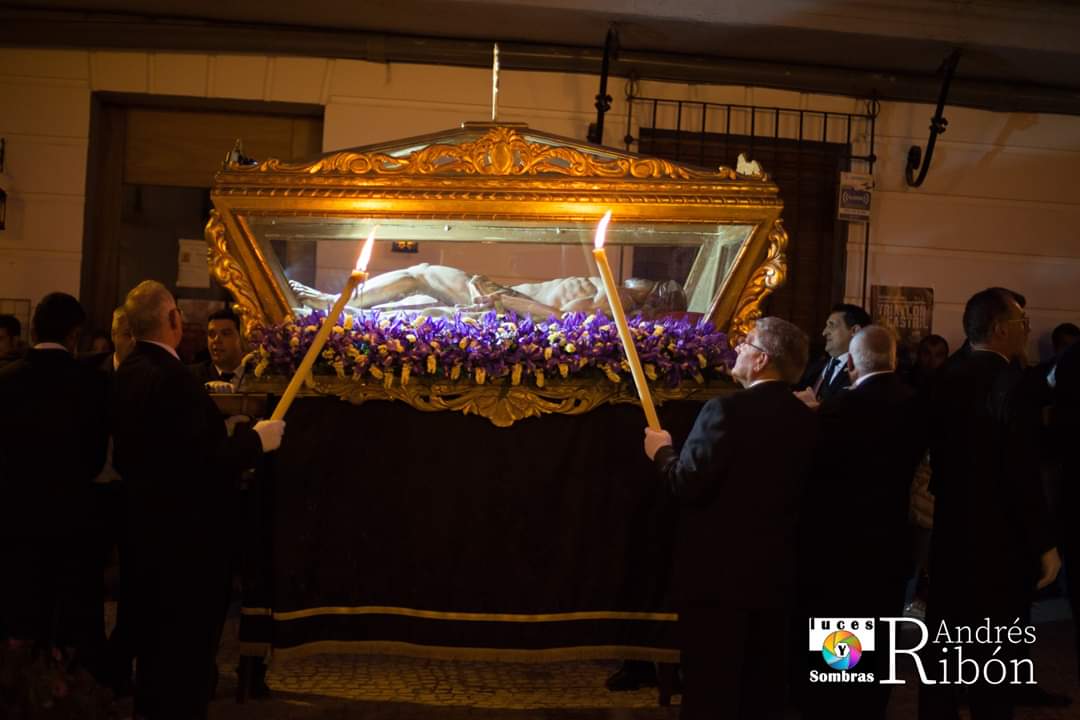 Este año, no podremos disfrutar la #SemanaSanta en #Castril. Hoy, Viernes de Pasión, lo pasaremos en casa para que dentro de poco podamos volver a disfrutar de nuestro pueblo y sus gentes.

"¡Guarda silencio Castril! Que una madre está llorando porque su hijo va a morir"