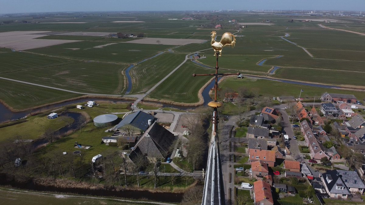 Fryslân fan boppen! De komende weken vliegen we boven Fryslân om tijdens de coronatijd hoopvolle boodschappen vast te leggen! Door álle Friezen! Iedereen de kans om de mienskip een hart onder de riem te steken. Vanaf 15 april gaan we los dus hou Facebook goed in de gaten. 😃