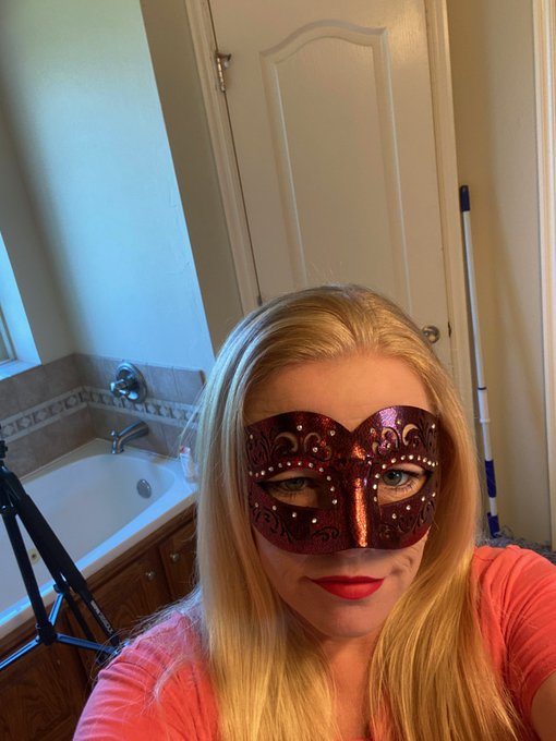 I dont remember if I shared this one while I was getting ready for my photo shoot. https://t.co/00It