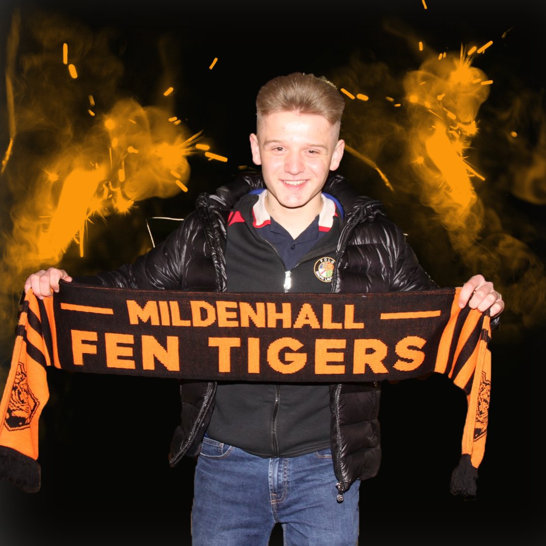 MildenhallFT's tweet photo. Get ready #FenTigersFans 🐯 🐯 Saturday night spotlight on Elliot Kelly:

Last Book Read : Tai Woffinden One
Favourite Film : The Hunger Games
Favourite City to Visit : Cardiff
#YourTeam #MildenhallFenTigers #MildenhallSpeedway #ElliotKelly #MeetTheTeam #QuestionTheTeam #Speedway https://t.co/KpV6ETvqYi