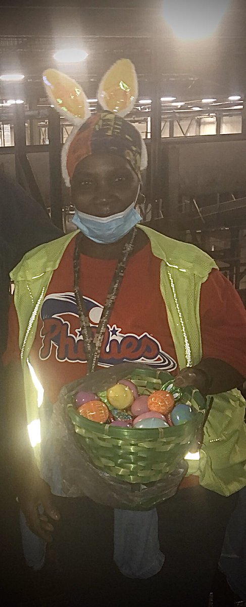 Patrica Dixon from the safety committee spreading some Easter Day cheer in small sort 🐰 🐰🐰🐣🐣 🍬🍬🍬#keys2Life #teamphlsnaps #togetherweareUPS @PetrinaUps @EricLinderUPS @UPSTrayceParker @Franciscovh17