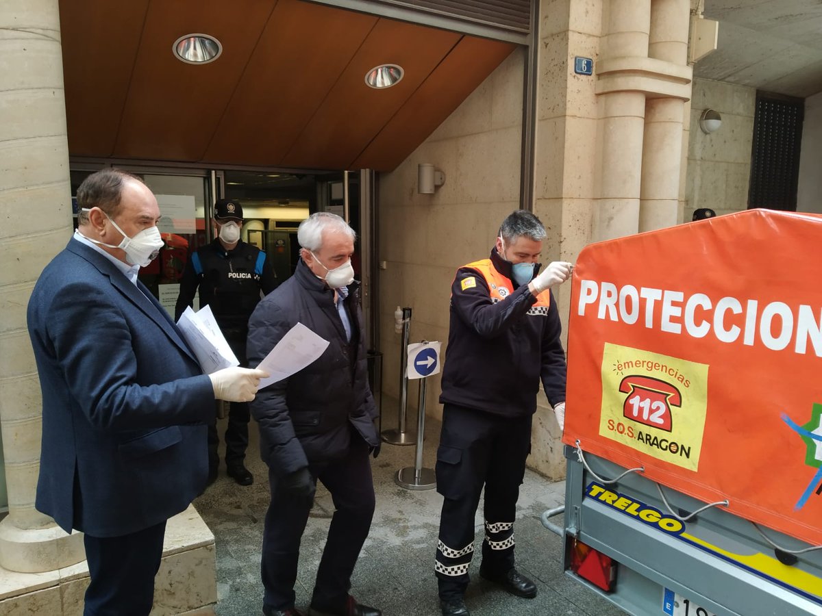 MaytePerez2's tweet photo. En la lucha contra el #COVID19 no podemos darnos un minuto de descanso. Hemos habilitado ya hoteles para profesionales en riesgo (en la imagen, Zaragoza) y repartido material a capitales (en la tercera foto, Teruel), comarcas, voluntarios de #ProteccionCivil y policías locales. https://t.co/XbeGTu1sxM