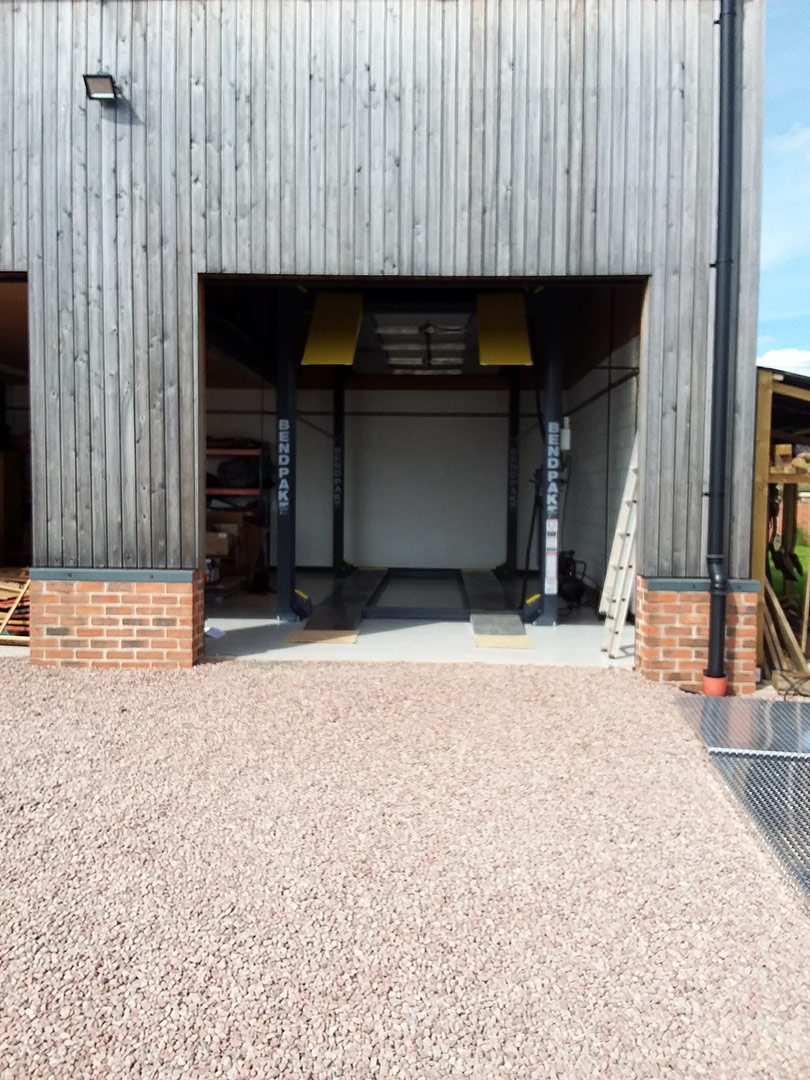 LiftmasterLtd's tweet image. Here we have the 1st installation of the amazing BendPak 3 car storage system (HDS973P) in the UK! In a private garage in #Herefordshire tripling his current parking capacity in the same spot!

#carparkingsystems #carparkinglift #homeparkingsolutions #carparkingsolutions