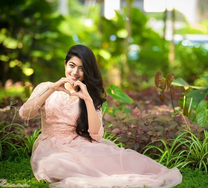 ArasiBigil's tweet photo. Iam #Always #Crush with you
Darling #Queen @iamRashmika bae..♥️🚶
#Kanai #mudi #kanden #kanaviley..♥️
#Ival #oru #Thevathaiyoo #Endru..♥️
@iamRashmika
Love u lot my #darling_Queen..❤️❤️ https://t.co/DmX57tVsfU