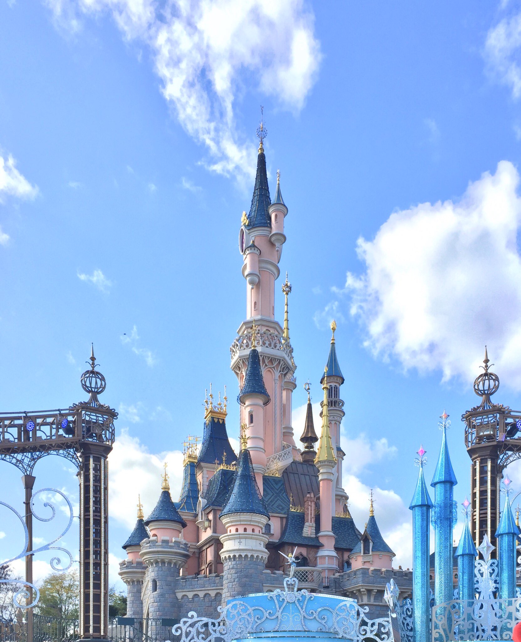 Wd23 Al Twitter 休園43日目 世界の青空 Disneyland Paris 世界でもっとも美しくオシャレなパークにも澄み渡る青空が広がります アナハイムや香港と同じsleeping Beautyをテーマのお城ですが雰囲気は全く違い地下にはなんと驚きの生き物がいる他のパークにはない