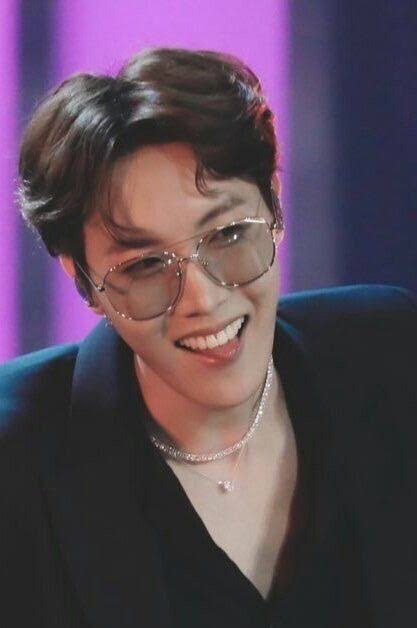hobi with glassss is the literal END of me