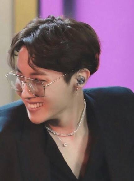 hobi with glassss is the literal END of me