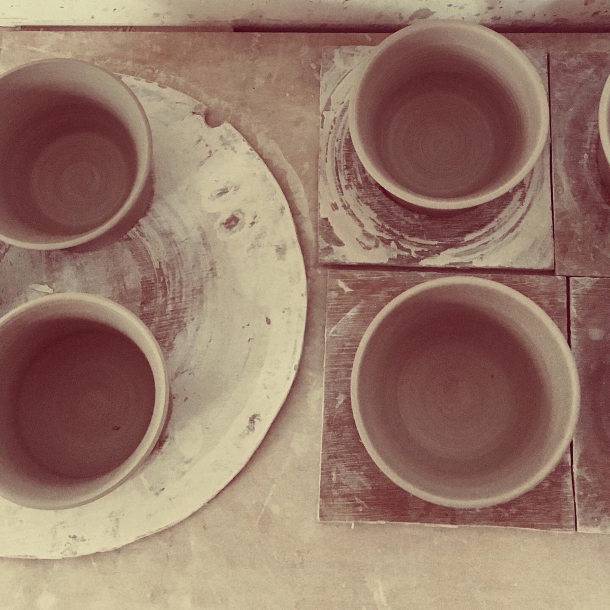 McPots18's tweet photo. I’ve been making lots of pots for someone & a whopper for me #keepmaking #1kgofclay #throwingpots #lostinclay #keepgoing #keepsmiling #keepsafe https://t.co/lyRMEVGU5J