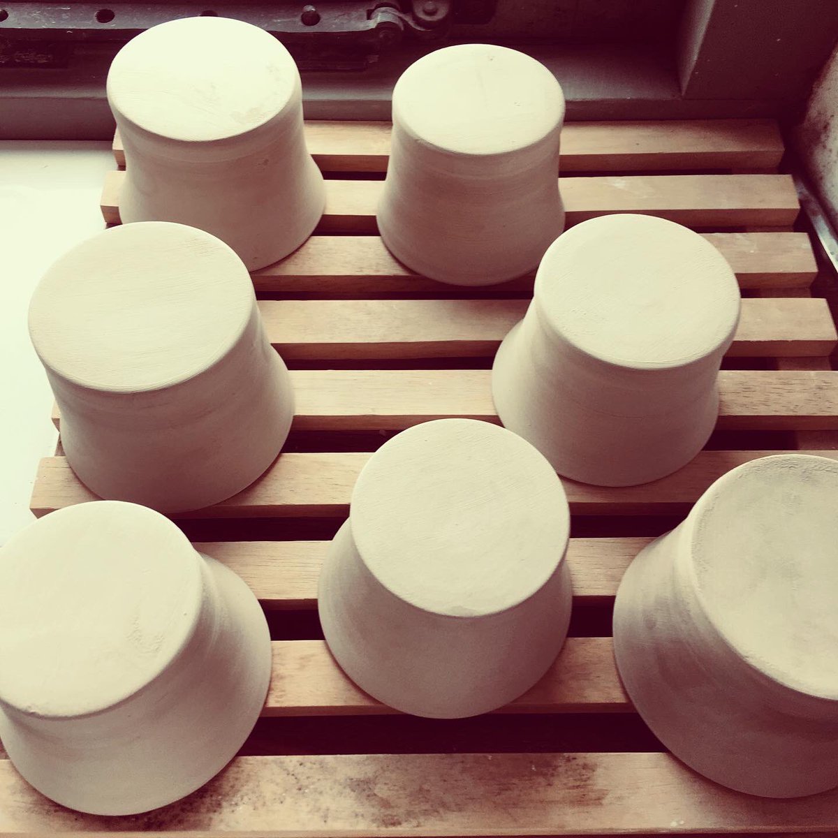 McPots18's tweet photo. I’ve been making lots of pots for someone & a whopper for me #keepmaking #1kgofclay #throwingpots #lostinclay #keepgoing #keepsmiling #keepsafe https://t.co/lyRMEVGU5J