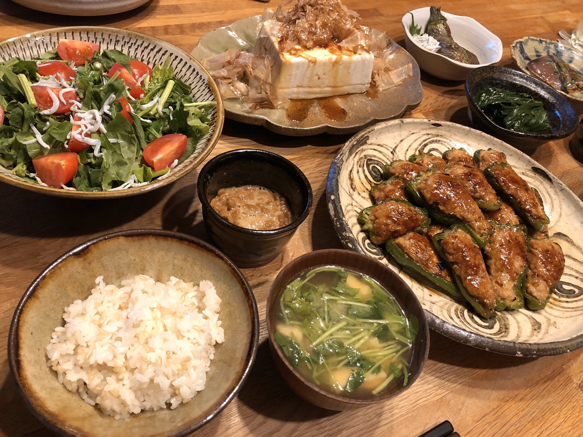 おりえ 意図せず居酒屋のメニューにご飯と味噌汁を付けたような夕飯になった 最高 ピーマンの肉詰め 三つ葉とお揚げのお味噌汁 玄米 納豆 美味しいお豆腐屋さんの 木綿豆腐 ナスの揚げ浸し ルッコラとトマトとしらすのサラダ ほうれん草のお