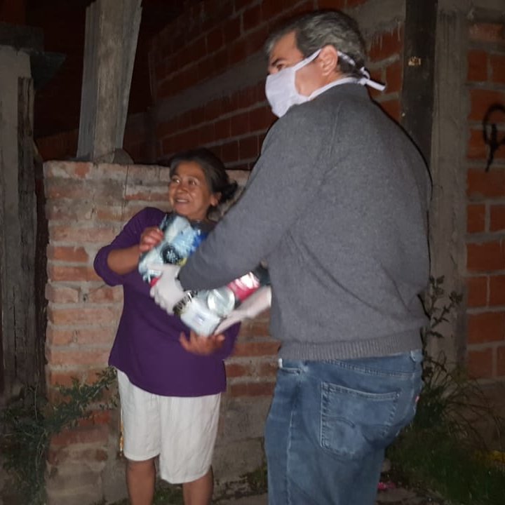 ASISTENCIA ALIMENTARIA PUERTA A PUERTA 

▶️ El secretario de Políticas Sociales del <a href="/MinDSocialSalta/">Ministerio de Desarrollo Social de Salta</a> @JuanCar43907890 entregó módulos alimentarios a familias que solicitaron asistencia a través de la línea telefónica 148 y la Dirección de Asistencia Crítica de este ministerio