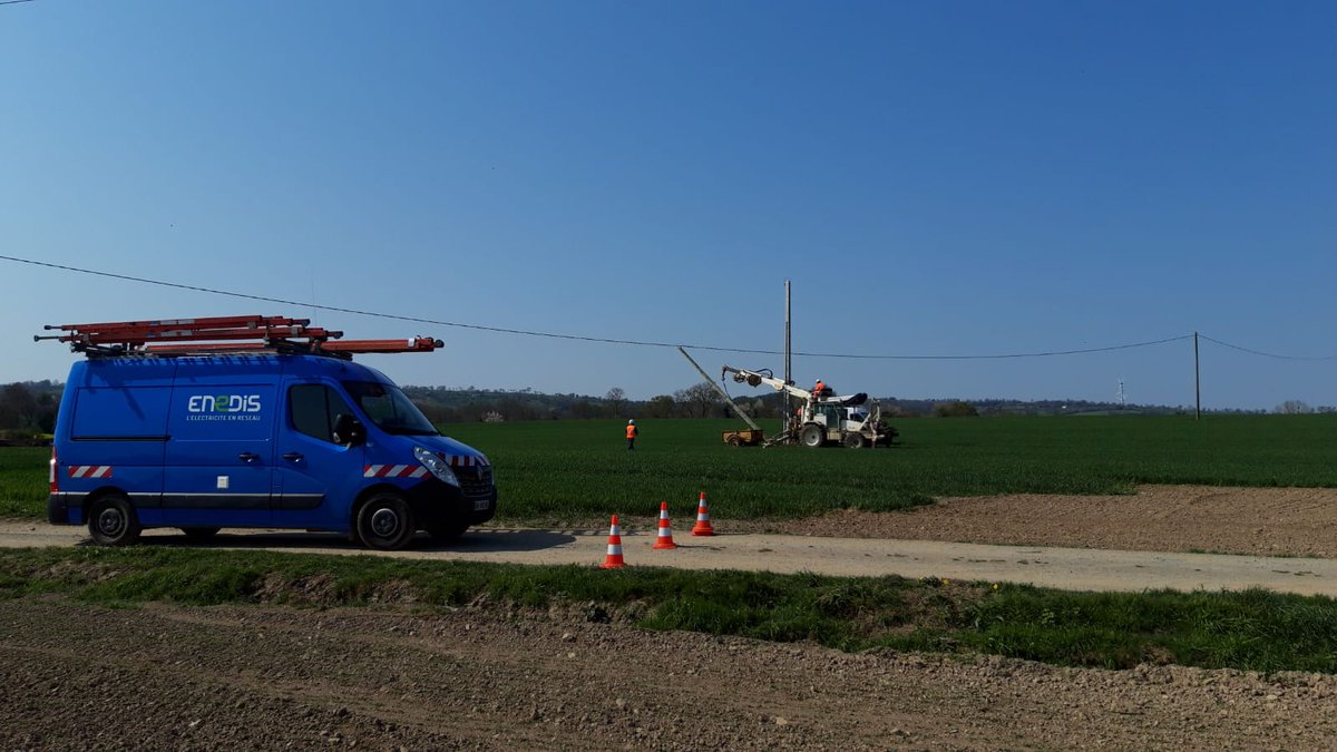 enedis_normand's tweet photo. Pour garantir la sécurité des exploitants agricoles et la continuité d'alimentation électrique, @Enedis dans le #Calvados remplace un poteau cassé par la dernière tempête à #SeptVents.👏à nos #herosduquotidien et à TEIM #ServicesEssentiels #PreBocageIntercom @Agri_Normandie https://t.co/jF0ruObiXV