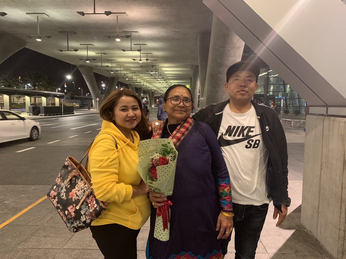 tilakthakuri071's tweet image. एक परिचयले हजारौं साथि बनाइदिन्छ,!
        एक मुस्कानले हजारौं पिडा लुकाइदिन्छ !!
              जिन्दगीको बाटो हिंड्दा समालेर हिंड्नु !
                     एक गल्तीले हजारौं सपना जलाइदिन्छ !!
#Missyou  mum’s ❤️❤️❤️