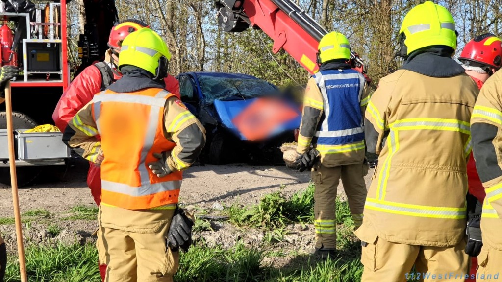 Dode bij botsing tegen betonblok op de Cultuurweg Middenmeer..